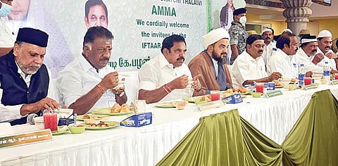 அதிமுக சார்பில் சென்னை மயிலாப்பூர், நியூ உட்லண்ட்ஸ் ஓட்டலில் நேற்று நடைபெற்ற இஃப்தார் நிகழ்ச்சியில் அதிமுக ஒருங்கிணைப்பாளர்கள் ஓ.பன்னீர்செல்வம், கே.பழனிசாமி, ஷியா பிரிவு ஹாஜி தெஹடியான், சன்னி பிரிவு கரீம் கனி, புதிய நீதிக்கட்சி தலைவர் ஏ.சி.சண்முகம் உள்ளிட்டோர் பங்கேற்றனர்.படம்: ம.பிரபு