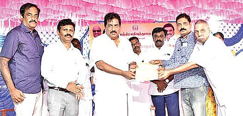மதுரை ஒத்தக்கடை ஒருங்கிணைந்த பத்திரப்பதிவு அலுவலகத்தில் பதிவான ஆவணத்தை உரிமையாளரிடம் வழங்கிய அமைச்சர் பி.மூர்த்தி. உடன் பதிவுத்துறை அலுவலர்கள்.