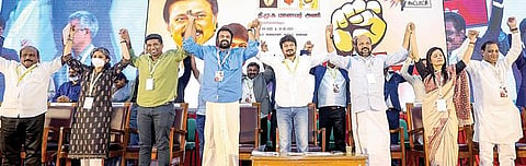 திமுக மாணவர் அணி சார்பில் கல்வி, சமூக நீதி, கூட்டாட்சித் தத்துவம் குறித்த 2 நாள் தேசிய மாநாடு நிறைவு விழா சென்னை கலைவாணர் அரங்கில் நேற்று நடந்தது. இதில் திமுக இளைஞர் அணி மாநிலச் செயலாளர் உதயநிதி ஸ்டாலின், மாணவர் அணி மாநிலச் செயலாளர் எழிலரசன், இணைச் செயலாளர் கோவி. செழியன், கேரள அமைச்சர் பி.ராஜு கலந்துகொண்டனர். படம்: பு.க.பிரவீன்