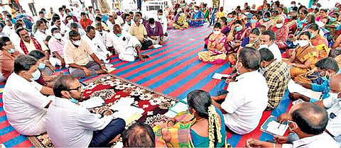 பாரூர் ஊராட்சியில் நடந்த கிராம சபைக் கூட்டத்தில் கிருஷ்ணகிரி ஆட்சியர் ஜெயசந்திர பானு ரெட்டி பேசினார். உடன் எம்எல்ஏ மதியழகன் உள்ளிட்டோர்.