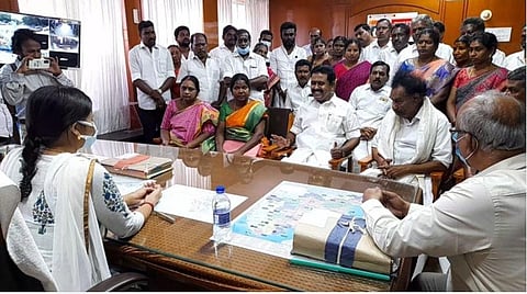 குடவாசல் கல்லூரியை வேறு இடத்துக்கு மாற்றம் செய்யக் கூடாது என வலியுறுத்தி திருவாரூர் மாவட்ட ஆட்சியர் ப.காயத்ரிகிருஷ்ணனிடம் ஆர்.காமராஜ் எம்எல்ஏ கோரிக்கை மனு அளித்தார்.