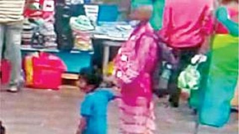 திருமலையில் கடத்தப்பட்ட சிறுவன் கோவர்தன். (அடுத்தபடம்) கோவர்தனை கடத்தி செல்லும் பெண்