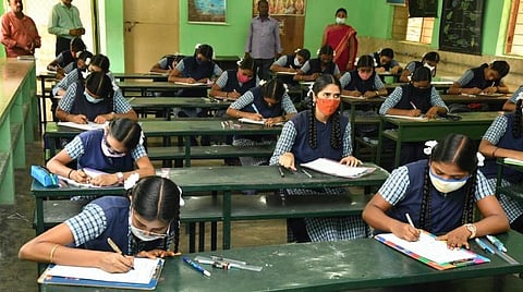 10, 11, 12-ம் வகுப்பு பொதுத் தேர்வு | செல்போனுக்கு தடை, தேர்வுக் கட்டுப்பாட்டு அறை எண்கள் வெளியீடு - முழு விவரம்