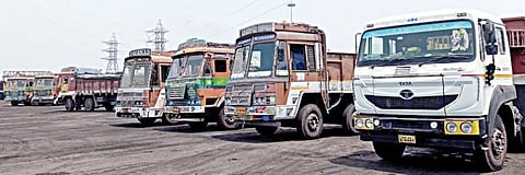 திருவள்ளூர் மாவட்டம் மீஞ்சூர் அருகே காட்டுப்பள்ளியில் தனியார் நிலக்கரி முனையம் லாரி வாடகையை 30 சதவீதம் உயர்த்தித் தரக்கோரி, டிப்பர் லாரி, டிரைலர் லாரி உரிமையாளர்கள் காலவரையற்ற வேலைநிறுத்தப் போராட்டத்தில் ஈடுபட்டுள்ளனர். இதனால், லாரிகள் அணி வகுத்து நிற்கின்றன.