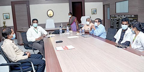 சம்ஸ்கிருதத்தில் மொழிபெயர்த்து உறுதிமொழி படித்த விவகாரத்தில் தமிழக மருத்துவக் கல்வி இயக்குநர் நாராயணபாபு தலைமையிலான குழுவினர் மதுரை அரசு மருத்துவக் கல்லூரியில், காத்திருப்போர் பட்டியலுக்கு மாற்றப்பட்ட டீன் ரெத்தினவேலு மற்றும் மருத்துவ மாணவர்களிடம் விசாரணை நடத்தினர். படம்:ஆர்.அசோக்