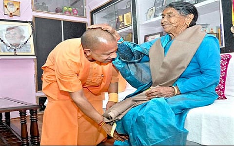 5 ஆண்டுகளுக்குப் பின்னர் தாயை சந்தித்து ஆசி பெற்ற யோகி ஆதித்யநாத்