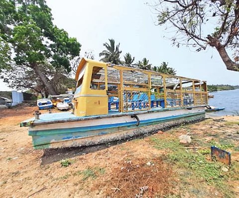 நோணாங்குப்பம் படகு குழாமில் பழுதாகி கரையில் காட்சிப்பொருளாக நிற்கும் படகுகள்.