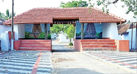 கோமங்கலம்புதூர் கிராமத்தில் புனரமைக் கப்பட்ட பங்களா கோர்ட் கட்டிடம். (உள்படம்) அதனை திறந்து வைத்த சிறுவர், சிறுமிகள். படங்கள்: எஸ்.கோபு