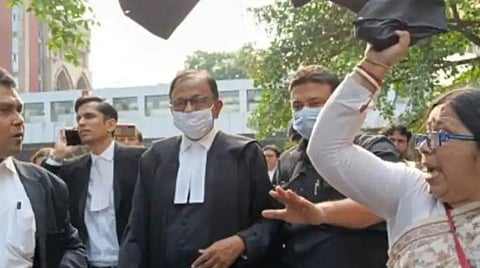 மேற்கு வங்க அரசின் பங்கு விற்பனையில் ஊழல் - காங்கிரஸ் மூத்த தலைவர் தொடுத்த வழக்கில் எதிர்த்து வாதாட சென்ற ப.சிதம்பரம் முற்றுகை