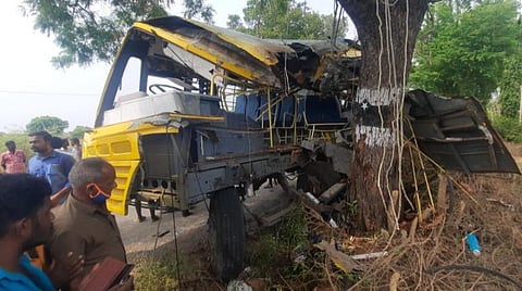 சாத்தூர் அருகே தனியார் கல்லூரி பேருந்து மரத்தில் மோதி விபத்து: 20-க்கும் மேற்பட்ட மாணவிகள் காயம்