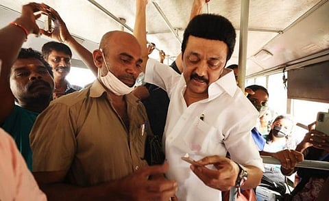 29 சி பேருந்தில் முதல்வர் ஸ்டாலின். | படங்கள்: எல்.சீனிவாசன்.