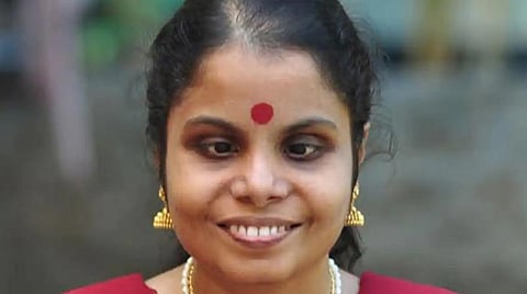 திரைச்சீலையை வழிபடும் பக்தர்கள்!