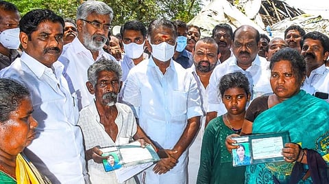 தஞ்சாவூர் அருகே களிமேடு கிராமத்தில் தேர் விபத்தில் பாதிக்கப்பட்ட குடும்பத்தினருக்கு அதிமுக சார்பில் நிவாரண உதவியை அக்கட்சியின் ஒருங்கிணைப்பாளர் ஓ.பன்னீர்செல்வம் வழங்கினார்.