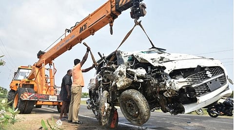 விபத்துக்குள்ளான காரை மீட்கும் போலீஸார்.