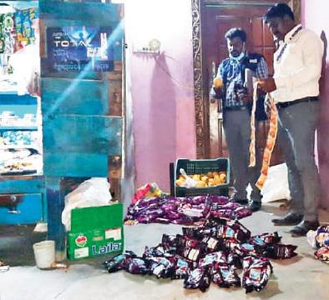 கள்ளக்குறிச்சி உணவுப் பாதுகாப்புத் துறையினரால் பறிமுதல் செய்யப்பட்ட பான் மசாலா பொருட்கள்.