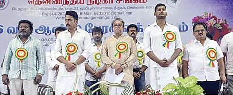 தென்னிந்திய நடிகர் சங்கப் பொதுக்குழுக் கூட்டத்தில் பங்கேற்ற சங்கத் தலைவர் நாசர், பொதுச் செயலர் விஷால், பொருளாளர் கார்த்தி, துணைத் தலைவர்கள் பூச்சிமுருகன், கருணாஸ்.