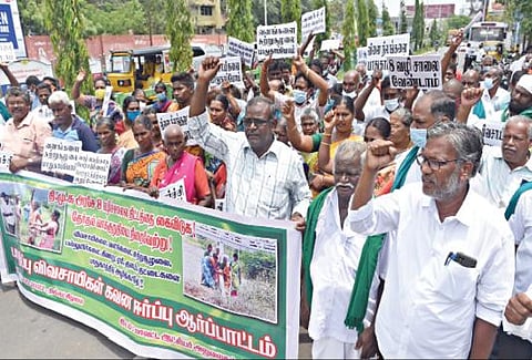 எட்டு வழிச்சாலை திட்டத்தை கைவிடக் கோரி, சேலம் ஆட்சியர் அலுவலகம் அருகில் ஆர்ப்பாட்டத்தில் ஈடுபட்ட எட்டு வழிச்சாலை எதிர்ப்பு விவசாயிகள்.படம்: எஸ்.குரு பிரசாத்