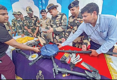 பஞ்சாப் மாநிலம் அமிர்தசரஸ் பகுதியில், பாகிஸ்தானில் இருந்து பறந்து வந்த ட்ரோனை, பிஎஸ்எப் சுட்டு வீழ்த்தியது. அதில் இருந்த 9 கிலோ ஹெராயின் போதைப் பொருள் கைப்பற்றப்பட்டது. அந்த ட்ரோனை பிஎஸ்எப் டிஐஜி பூபிந்தர் சிங் மற்றும் அதிகாரிகள் ஆய்வு செய்தனர். படம்: பிடிஐ