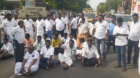 மதுரையில் பிளக்ஸ் போர்டுகள் அகற்றியதை கண்டித்து பாஜகவினர் சாலை மறியல்