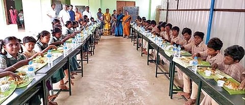 கீழநாலுமூலைக்கிணறு ஊராட்சி ஒன்றிய நடுநிலைப் பள்ளியில் ஆசிரியர்கள் அளித்த கறி விருந்தில் பங்கேற்ற மாணவ, மாணவியர்.