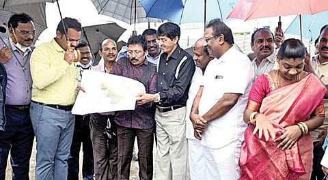 தாம்பரம் மாநகராட்சி மற்றும் காவல் ஆணையரகத்துக்கு புதிய கட்டிடம் கட்ட தாம்பரம் சானடோரியத்தில் உள்ள அரசு நெஞ்சக நோய் மருத்துவமனைக்கு சொந்தமான நிலத்தை சுகாதாரத் துறை செயலாளர் ஜெ.ராதாகிருஷ்ணன், செங்கல்பட்டு மாவட்ட ஆட்சியர் ராகுல் நாத், தாம்பரம் காவல் ஆணையர் ரவி, அரசு நெஞ்சக நோய் மருத்துவமனை டீன் தர், எஸ்.ஆர்.ராஜா எம்.எல்.ஏ., தாம்பரம் மாநகராட்சி மேயர் வசந்தகுமாரி ஆகியோர் நேற்று ஆய்வு செய்தனர்.படம்: எம்.முத்துகணேஷ்