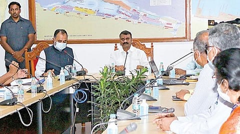 காசிமேடு மீன்பிடித் துறைமுகத்தை மேம்படுத்துவது தொடர்பாக நேற்று நடைபெற்ற ஆலோசனை கூட்டத்தில் பங்கேற்ற மத்திய இணை அமைச்சர் எல்.முருகன், துறைமுகப் பொறுப்புக் கழகத் தலைவர் சுனில் பாலிவால் மற்றும் அதிகாரிகள். படம்: பு.க.பிரவீன்