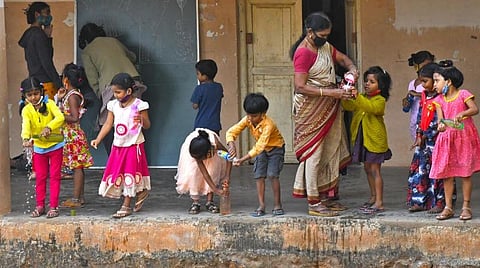 உயிரை காக்கும் கை கழுவும் பழக்கம்: விளக்கும் உலக சுகாதார நிறுவன ஆய்வு அறிக்கை