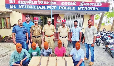 கைதான கூலிப்படையினருடன் முதலியார்பேட்டை காவல்நிலையத்தினர்.
