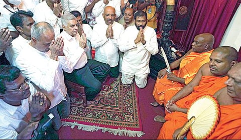 இலங்கையின் புதிய பிரதமராக நேற்று பதவியேற்ற ரணில் விக்ரமசிங்க, கொழும்பில் உள்ள பவுத்த கோயிலுக்கு சென்று வழிபாடு நடத்தினார். படம்: பிடிஐ