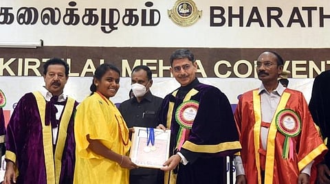 கோவை பாரதியார் பல்கலைக்கழகத்தில் நடந்த பட்டமளிப்பு விழாவில் மாணவிக்கு பட்டம் வழங்கிய ஆளுநர் ஆர்.என்.ரவி. அருகில் உயர்கல்வித்துறை அமைச்சர் க.பொன்முடி உள்ளிட்டோர். | படம் : ஜெ.மனோகரன்.