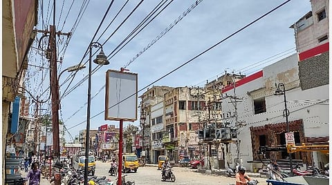 மீனாட்சியம்மன் கோயில் ‘ஸ்மார்ட் சிட்டி’சாலைகளில் தொங்கும் மின்வயர்கள்: கம்பியில்லா மின்சார திட்டம் என்ன ஆனது?