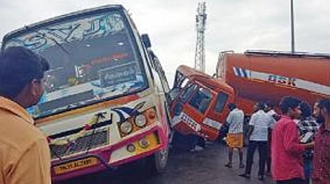 விருத்தாசலம் - பொன்னேரி புறவழிச்சாலை ரவுண்டானா அருகே விபத்துக்குள்ளான பேருந்தும் லாரியும்.
