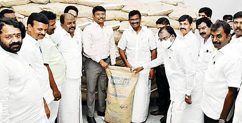 அம்மாபாளையம் ஆவின் பால் பவுடர் தொழிற்சாலையில் பால் பவுடர் உற்பத்தி பணியை பால்வள துறை அமைச்சர் சா.மு.நாசர் நேற்று ஆய்வு செய்தார். அருகில், துணை சபாநாயகர் பிச்சாண்டி உள்ளிட்டோர்.