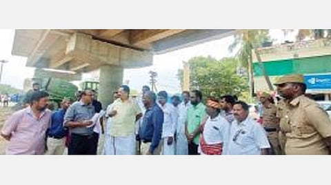 ராணிப்பேட்டை நவல்பூரில் ரயில்வே மேம்பாலம் கட்டுமான பணிகளை நேற்று ஆய்வு செய்த அமைச்சர் ஆர்.காந்தி. அருகில், மாவட்ட ஆட்சியர் பாஸ்கர பாண்டியன், ஆற்காடு எம்எல்ஏ ஈஸ்வரப்பன் உள்ளிட்டோர்.