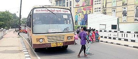 மதுரை ஏ.வி. மேம்பாலத்தில் சமீபத்தில் திடீரென பழுதாகி நின்ற அரசு பேருந்திலிருந்து இறக்கி விடப்பட்ட பயணிகள்.