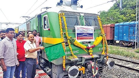 கோவை-டெல்லி இடையிலான புதிய பார்சல் கார்கோ எக்ஸ்பிரஸ் ரயில் சேவையை வடகோவை ரயில்நிலையத்திலிருந்து நேற்று தொடங்கிவைத்த சேலம் கோட்ட ரயில்வே மேலாளர் ஏ.கவுதம் னிவாஸ். படம்:க.சக்திவேல்