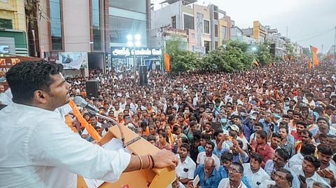 திருவாரூர் தெற்கு வீதிக்கு கருணாநிதியின் பெயர் சூட்டக்கூடாது என வலியுறுத்தி பாஜக சார்பில் மே 12-ல் நடைபெற்ற ஆர்ப்பாட்டத்தில், தெற்கு வீதி முழுவதும் திரண்டு நின்ற கூட்டத்தினருக்கு மத்தியில் பேசிய பாஜக மாநிலத் தலைவர் அண்ணாமலை.