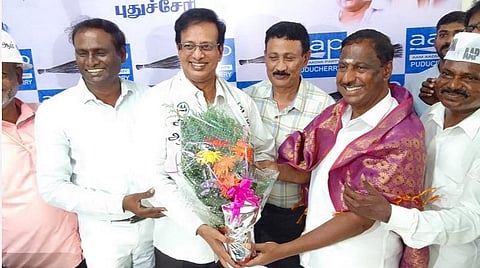ஆம் ஆத்மி அலுவலக திறப்பில் பங்கேற்ற தமிழ் மாநிலத்தலைவர் வசீகரன் மற்றும் புதுச்சேரி ஒருங்கிணைப்பாளர் ரவி சீனிவாசனுக்குவாழ்த்து தெரிவிக்கும் என்.ஆர்.காங்கிரஸ் ஆதரவு சுயேட்சை எம்எல்ஏ நேரு.