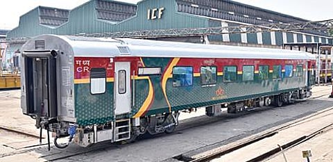 பெரம்பூர் ஐசிஎஃப் தொழிற்சாலையில் டெக்கான் குயின் ரயிலுக்காக தயாரிக்கப்பட்டுள்ள நவீன ரக எல்எச்பி பெட்டி. (அடுத்த படம்) ரயிலில் அமைக்கப்பட்டுள்ள உணவருந்தும் பெட்டி.