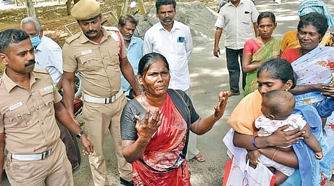 மதம் மாறக் கட்டாயப்படுத்தி தாக்குவதாக புகார்: ராமநாதபுரத்தில் பெண் தீக்குளிக்க முயற்சி