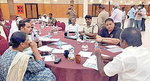 மாமல்லபுரத்தில் சர்வதேச செஸ் ஒலிம்பியாட் போட்டி நடைபெற உள்ள நிலையில் முன்னேற்பாட்டுக் பணிகள் குறித்து இளைஞர் நலன் மற்றும் விளையாட்டு மேம்பாட்டுத் துறை அமைச்சர் சிவ.வீ.மெய்யநாதன் அதிகாரிகளுடன் ஆய்வு மேற்கொண்டார்.