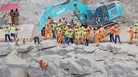திருநெல்வேலி அருகே கல் குவாரியில் பாறைகள் இடிந்து விழுந்ததில் சிக்கியவர்களில் 3 பேரை மீட்கும் பணியில் தேசிய பேரிடர் மீட்பு குழுவினர் ஈடுபட்டனர்.