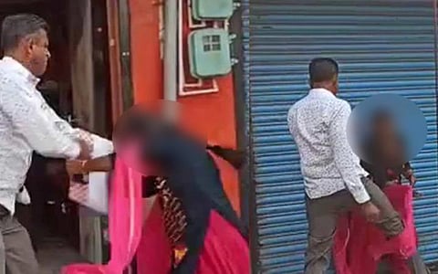 சாலையில் பெண் வழக்கறிஞரை கடுமையாக தாக்கியவர் கைது