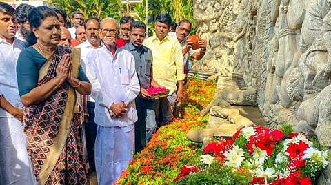 தஞ்சாவூர் | முள்ளிவாய்க்கால் நினைவு முற்றத்தில் சசிகலா அஞ்சலி