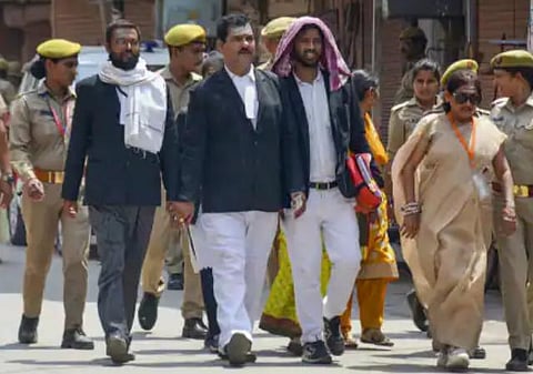 கியான்வாபி கள ஆய்வு ஆணையர் நீக்கம்: அறிக்கை தாக்கல் செய்ய 3 நாள் அவகாசம் அளித்து நீதிமன்றம் உத்தரவு