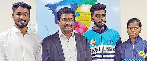தமிழ்நாடு ரோலர் ஸ்கேட்டிங் அசோசியேஷன் தலைவர் பிரதாப்குமாரை நேரில் சந்தித்து வாழ்த்து பெற்ற கோவை வீரர்கள் கவுதம் மற்றும் நவீனா.