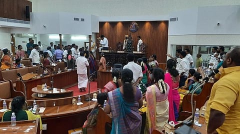 பலத்த பாதுகாப்புடன் மதுரை மாநகராட்சிக் கூட்டம்: மேயரை செல்லவிடாமல் வாக்குவாதத்தில் ஈடுபட்டதால் பரபரப்பு