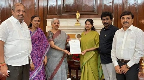 நூல் விலை உயர்வை குறைக்க வேண்டும் - மத்திய நிதியமைச்சரிடம் நேரில் வலியுறுத்திய தமிழக எம்.பிக்கள்