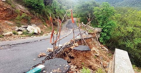 ஏக்கல்நத்தம் மலை கிராமத்திற்கு செல்லும் சாலையில் மண் சரிவு ஏற்பட்டுள்ளதால் வாகனங்கள் செல்ல முடியாத நிலை ஏற்பட்டுள்ளது.