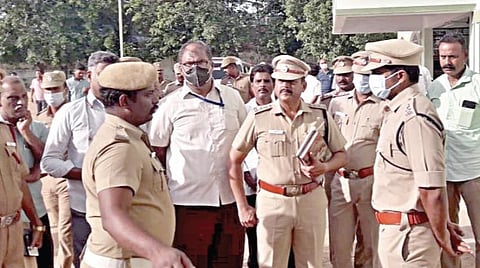 ஆயுதப் படை காவலர் பெரியசாமி துப்பாக்கியால் சுட்டு தற்கொலை செய்து கொண்ட தனியார் பள்ளியில் விசாரணை நடத்திய மாவட்ட எஸ்பி சக்திகணேசன்.
